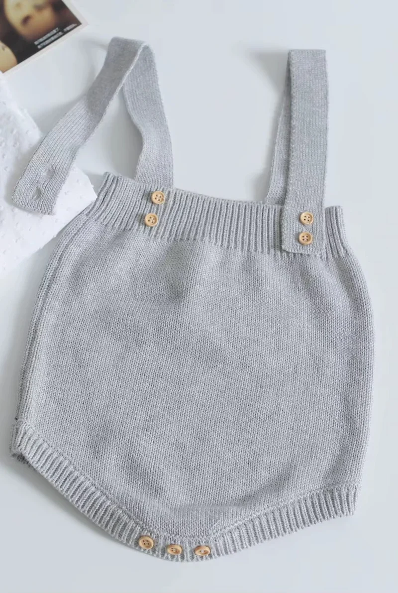 Mini Mode - Söt stickad babybodySöt stickad babybody