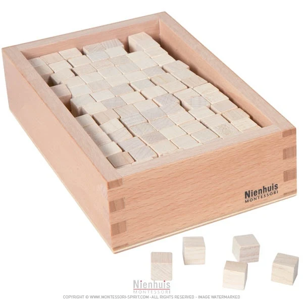 Boite avec cubes pour la tour rose