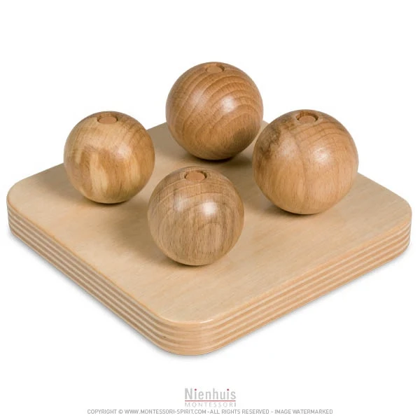 Boules en bois sur tiges verticales