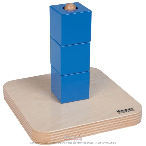 Cubes sur tige verticale