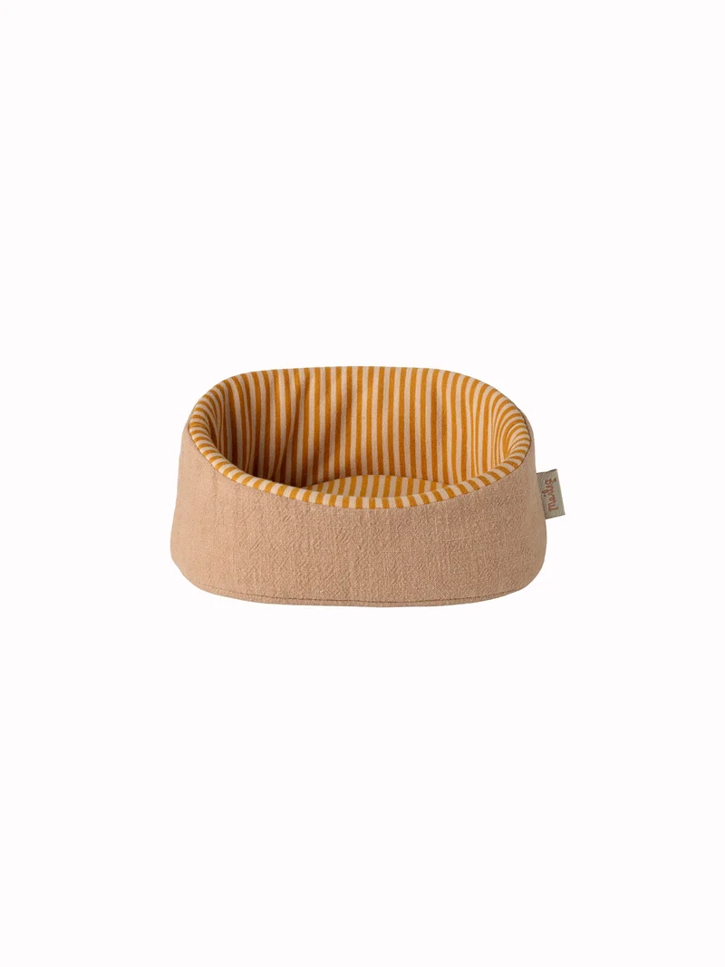 Pet basket, powder